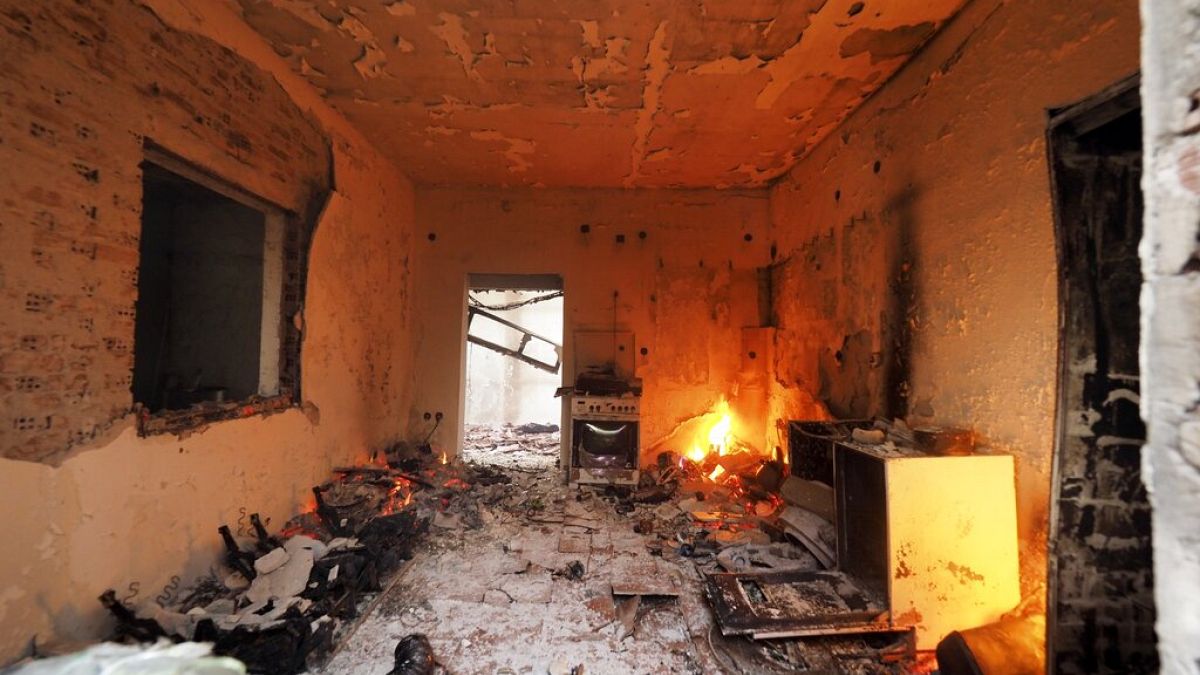 Zerstörtes Haus in Griechenland, dort und in der Türkei toben die schlimmsten Waldbrände