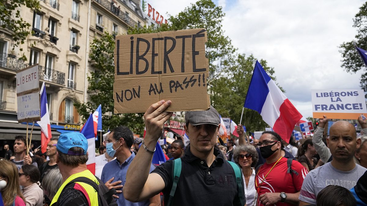 متظاهر يحمل لافتة كتب عليها "الحرية، لا للتصريح الصحي " خلال مظاهرة في باريس، فرنسا.