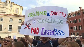 Malgré les manifestations, le gouvernement italien a étendu et durcit le pass sanitaire.