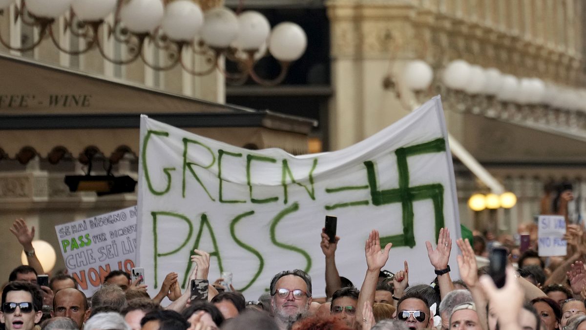 Участники акции протеста против "зелёного пропуска" в Милане, 24 июля 2021 г.