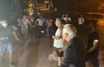 Halk TV'nin canlı yayınını basan gruptan bir kişi eline şişe alarak gazeteci Murat Ağırel'e saldırdı.