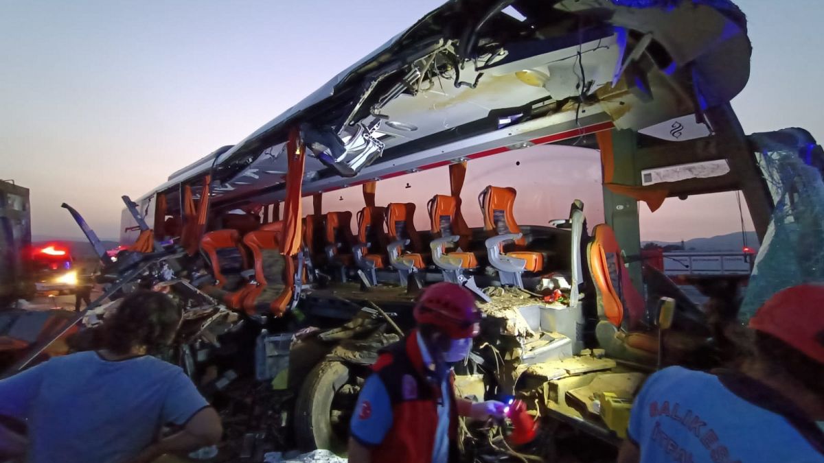 Manisa'nın Soma ilçesinde otobüs tıra çarptı. En az 9 kişi hayatını kaybetti