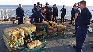  يجمع طاقم قاطع خفر السواحل الأمريكي ستراتون بالات من الكوكايين تم الاستيلاء عليها من قارب صيد صغير-2017