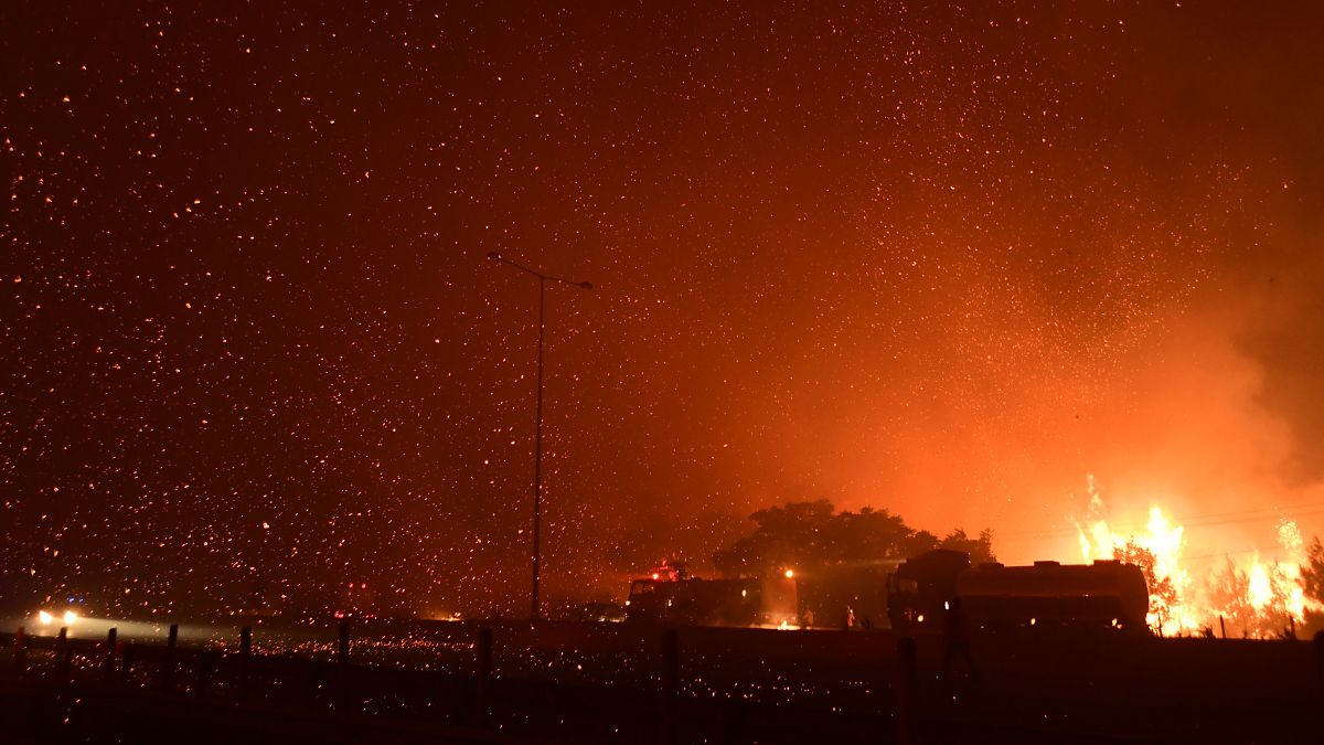 Inferno da chamas continua na Grécia