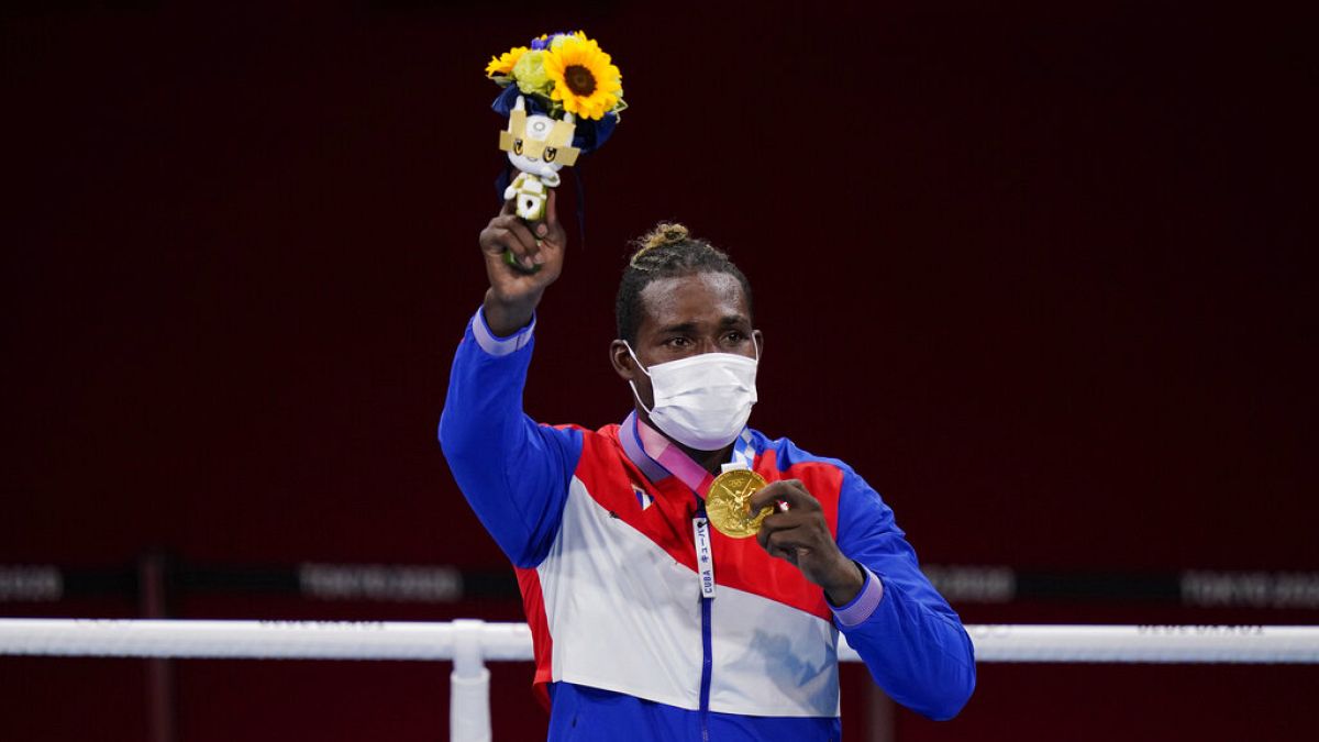 El boxeador cubano, Julio la Cruz, tras recibir la medalla de oro