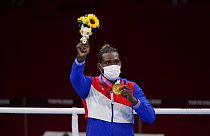 El boxeador cubano, Julio la Cruz, tras recibir la medalla de oro