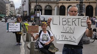 Freiheit statt Gesundheitspass fordern die Demonstrant:innen in Paris