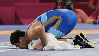 Заурбек Сидаков после победы в финальном поединке за "золото" ОИ-2020