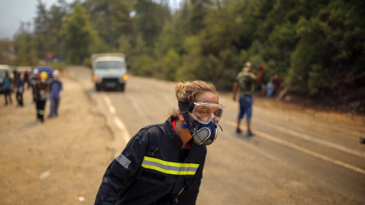 Orman yangınlarının etkili olduğu Marmaris'in Turgut Köyü yakınlarında görev yapan itfaiye ekiplerinden bir kare.