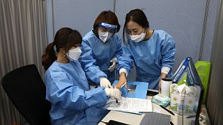 ممرضات في مركز للتطعيم في سيول، كوريا الجنوبية.
