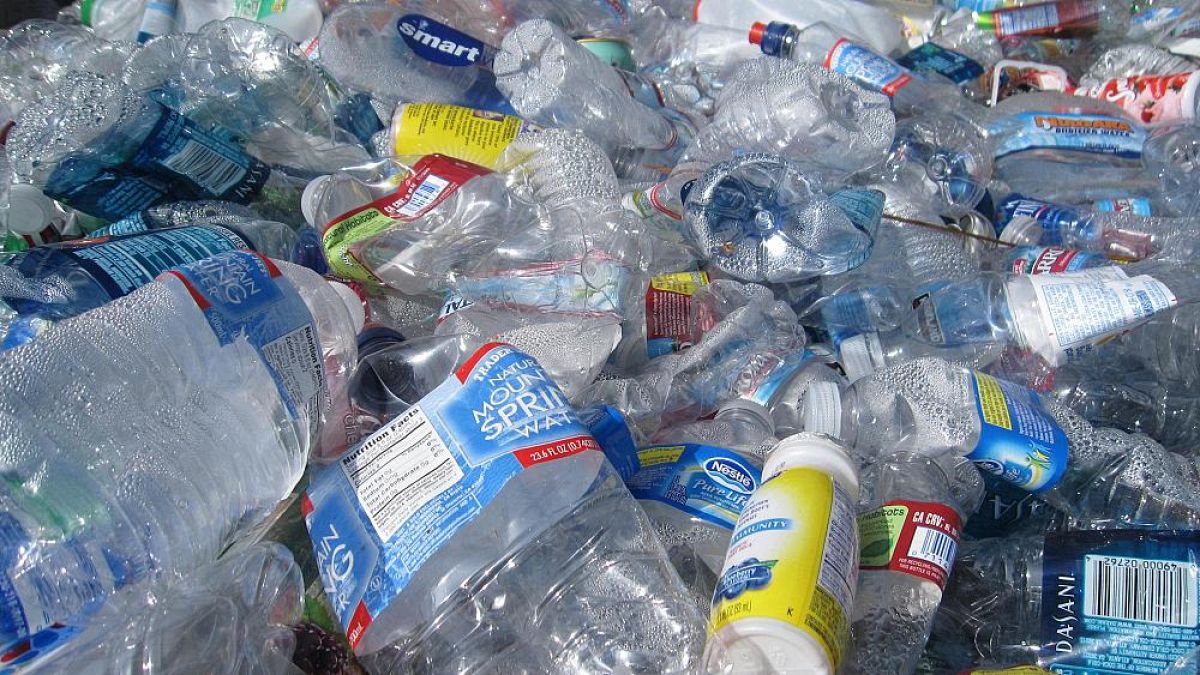 Es mag nicht überraschen, aber Wissenschaftler haben die wahren Umweltkosten von in Flaschen abgefülltem Wasser errechnet. 