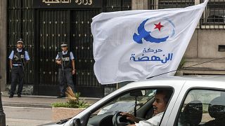 متظاهرون يلوحون بعلم حزب النهضة أمام وزارة الداخلية في تونس العاصمة.