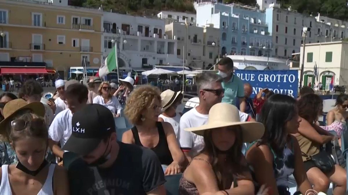 Touristen warten auf die Fahrt zur Blaue Grotte