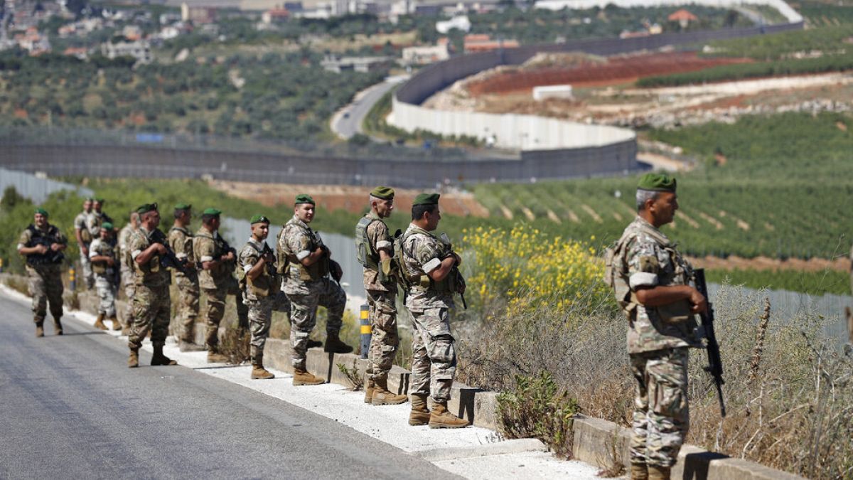 جنود من الجيش اللبناني ينتشرون على الجانب اللبناني من الحدود اللبنانية الإسرائيلية في قرية كفركلا الجنوبية، لبنان، مايو 2021