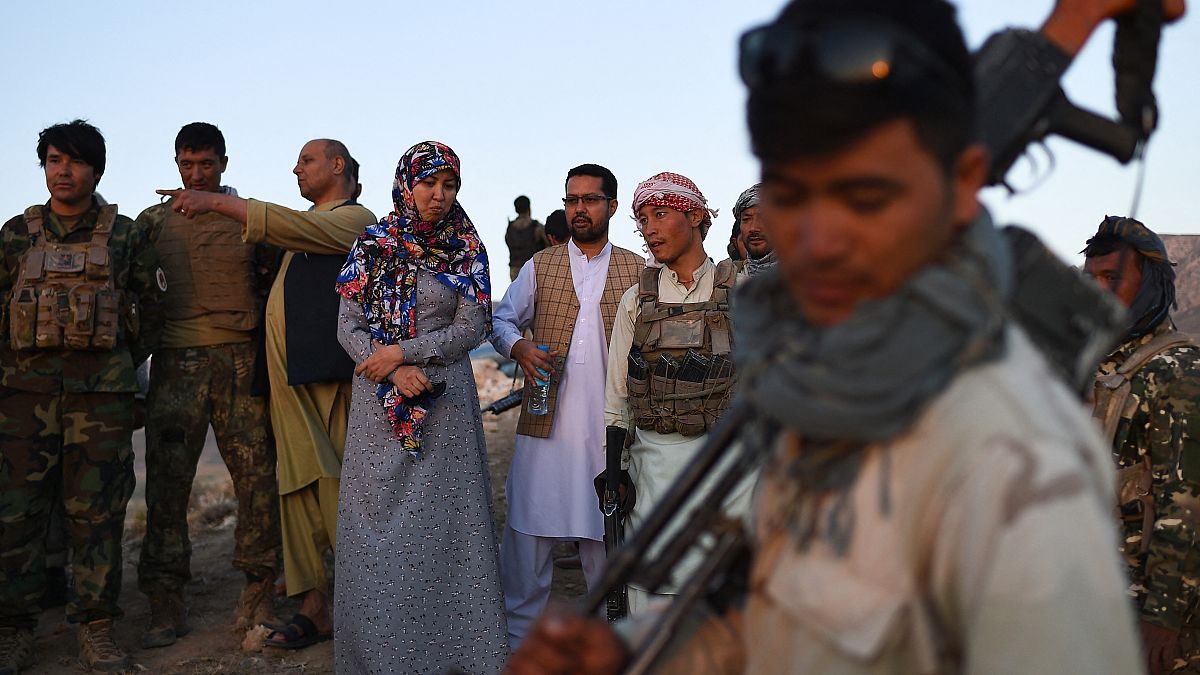 سليمة مزاري، حاكمة مقاطعة شاركنت وأفراد من الميليشيا الشعبية في شمال أفغانستان 