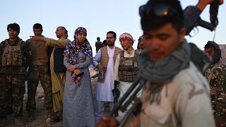 سليمة مزاري، حاكمة مقاطعة شاركنت وأفراد من الميليشيا الشعبية في شمال أفغانستان