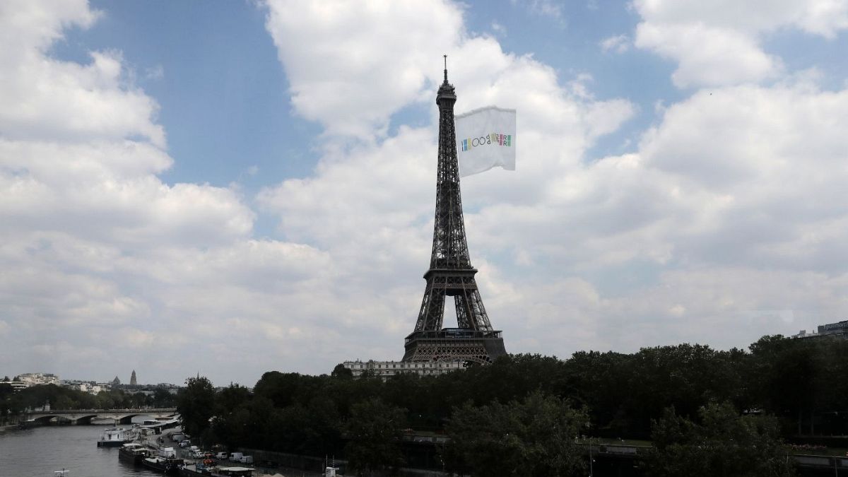 اهتزاز آزمایشی پرچم المپیک ۲۰۲۴ بر فراز برج ایفل پاریس