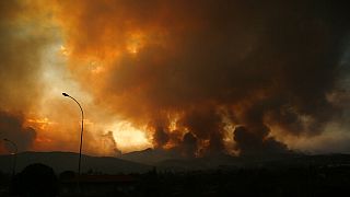 Feuer lodern am Berg Parnitha in der Nähe von Athen
