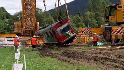 شاهد: انشالُ عربة قطارٍ خرجت عن السكّة وسقطت في وسط نهرٍ بالنمسا