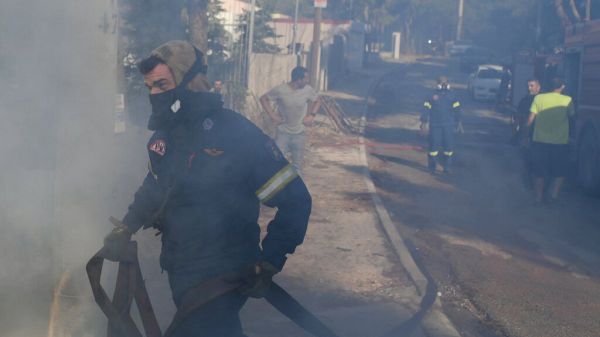 Bomberos luchan contra las llamas en la zona de Thrakomacedones, al norte de Atenas