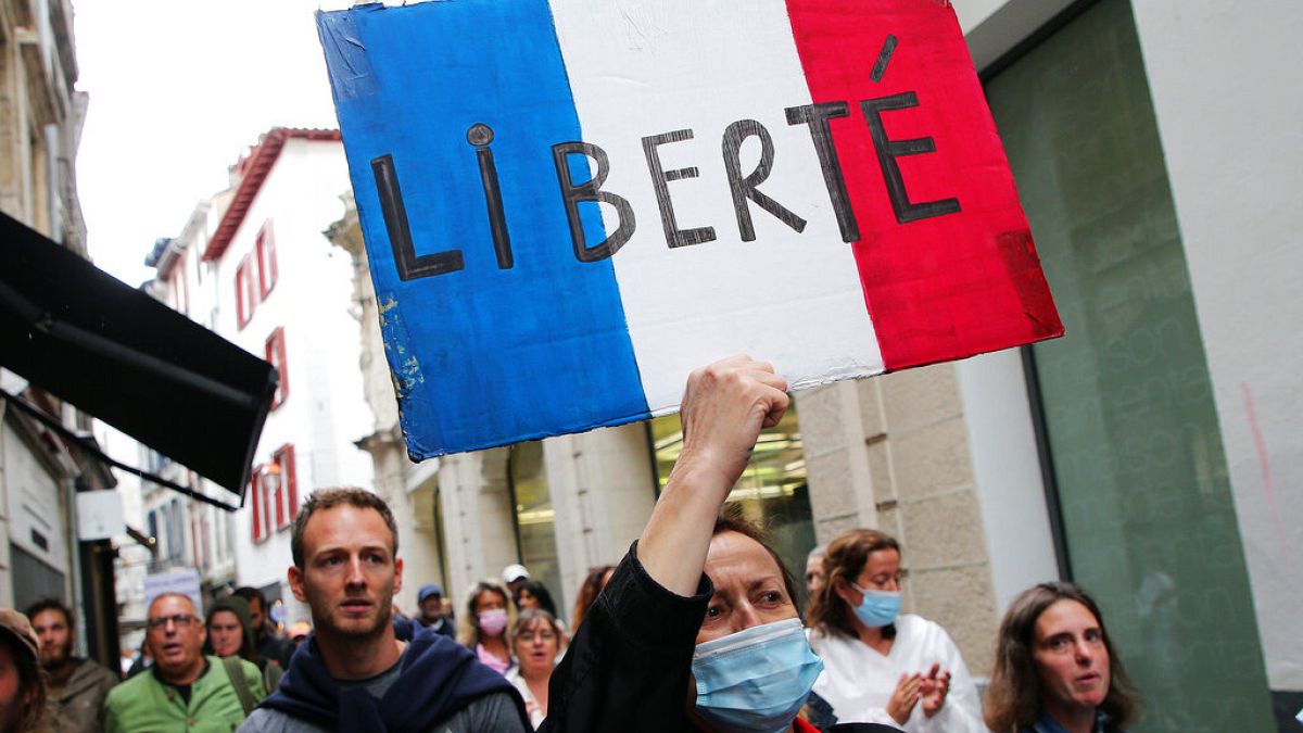 Protesta en París contra el pase sanitario