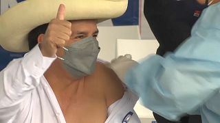 El presidente peruano recibe la vacuna de Sinopharm