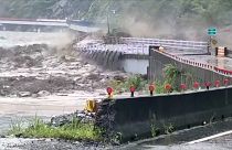 Taiwan: Brückenteile weggespült