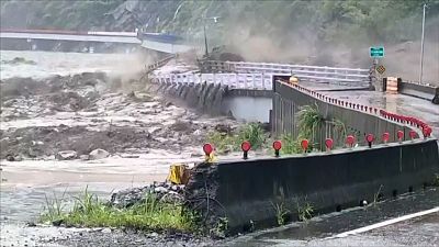تصاویری از تخریب یک پل بر اثر جاری شدن سیل در جنوب تایوان