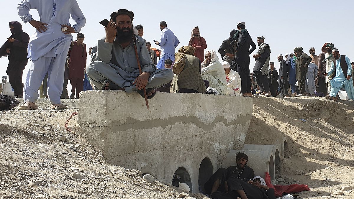 Talibãs tomam duas cidades importantes em 24 horas