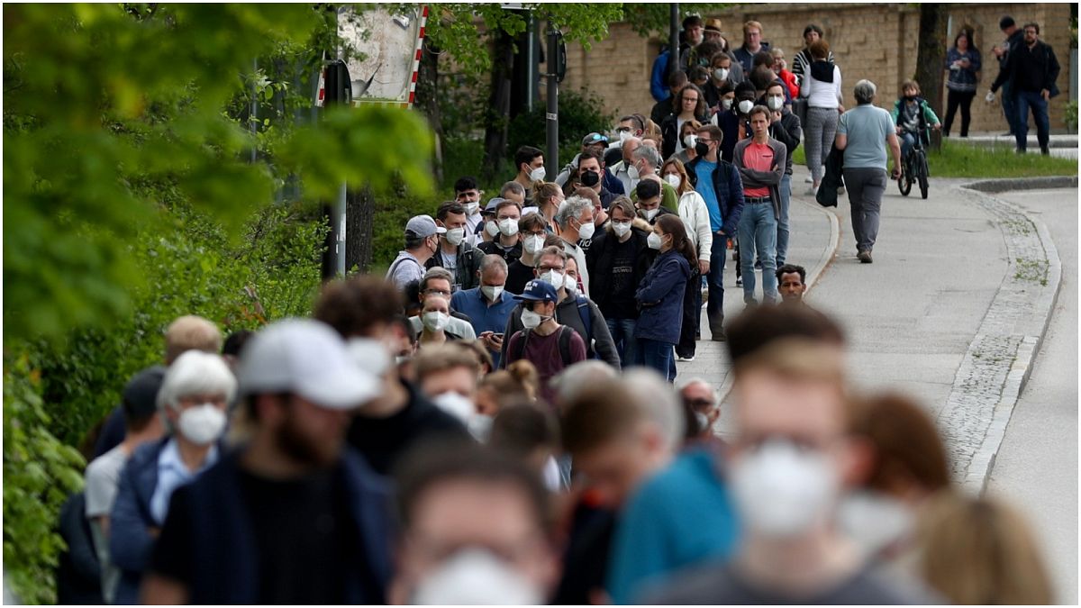 أشخاصٌ يصطّفون في طابور أمام مركز طبي في منطقة إبيرسبيرج القريبة من مدينة ميونيخ بألمانيا لتلقي جرعة من اللقاح المضاد لفيروس كورونا