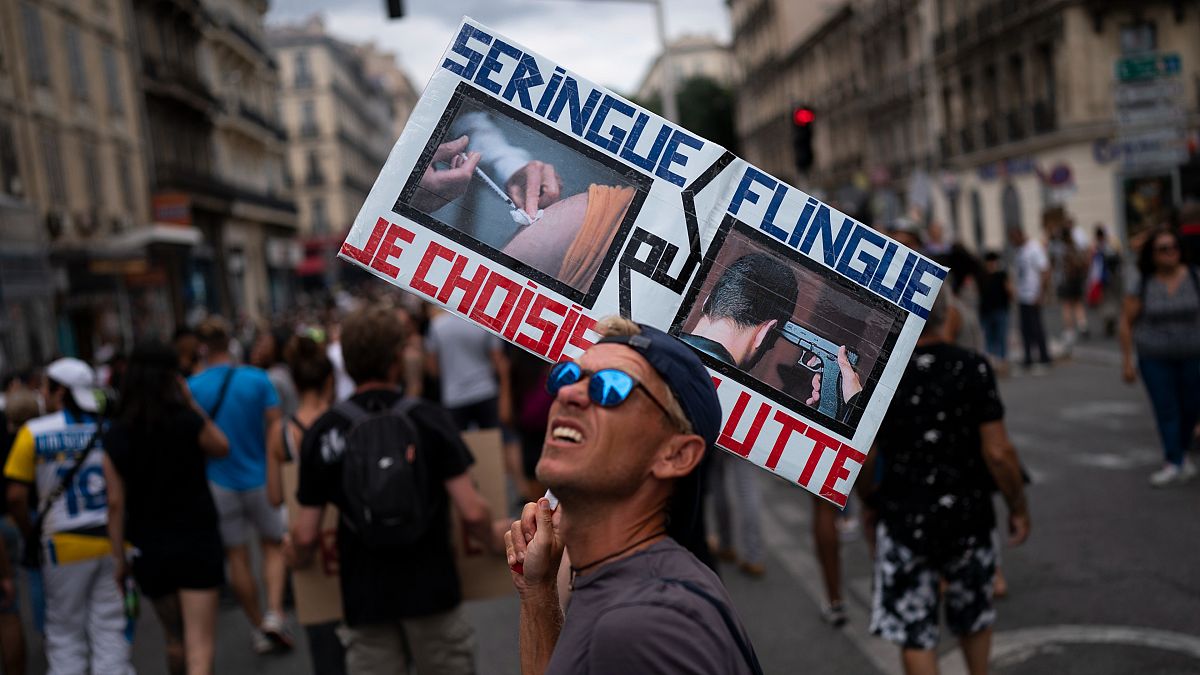En France, 237 000 personnes sont descendues dans les rues contre le pass sanitaire