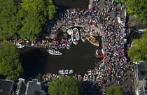 Milhares participam em desfile Gay Pride em Amesterdão