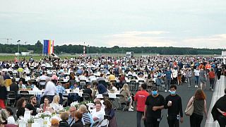 «Το Βερολίνο σας αγαπάει» - Δείπνο με χιλιάδες προσκεκλημένους στο πρώην αεροδρόμιο Τέγκελ