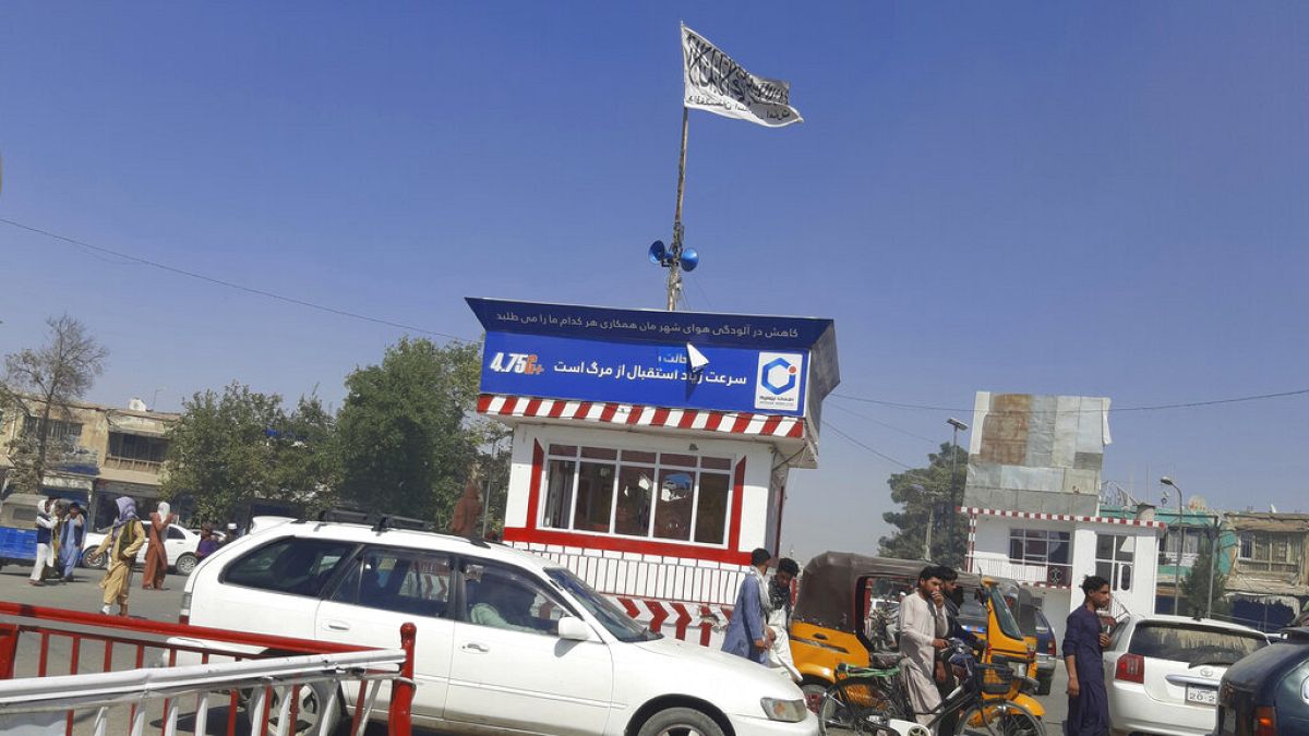 Afganistan'da Kunduz şehrinin ana meydanında Taliban bayrağı asıldı