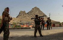 Az afgán biztonsági erők fegyveresei egy ellenőrzőponton a déli Kandahár tartományban