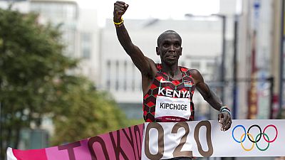 Queniano Eliud Kipchoge celebra a vitória da maratona nos Jogos Olímpicos, em Sapporo, Japão