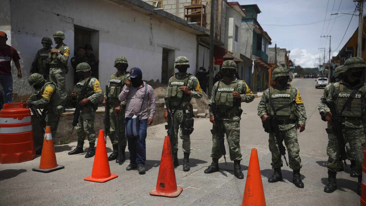 Exército mexicano e grupos de auto-defesa guardam negociações