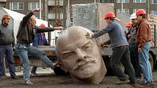 Am 13.11.1991 wird in Berlin die Statue des sowjetischen Regierungschefs Lenin abgebaut