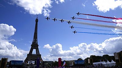 La Patrouille de France survole la Tour Eiffel