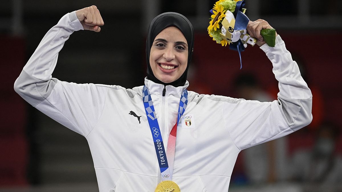 لاعبة الكاراتيه المصرية فريال أشرف بعد حصولها على الميدالية الذهبية 