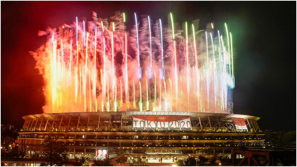 الألعاب النارية تنطلق من داخل الاستاد الوطني خلال الحفل الختامي لأولمبياد طوكيو 2020، الأحد 8 آب/أغسطس 2021