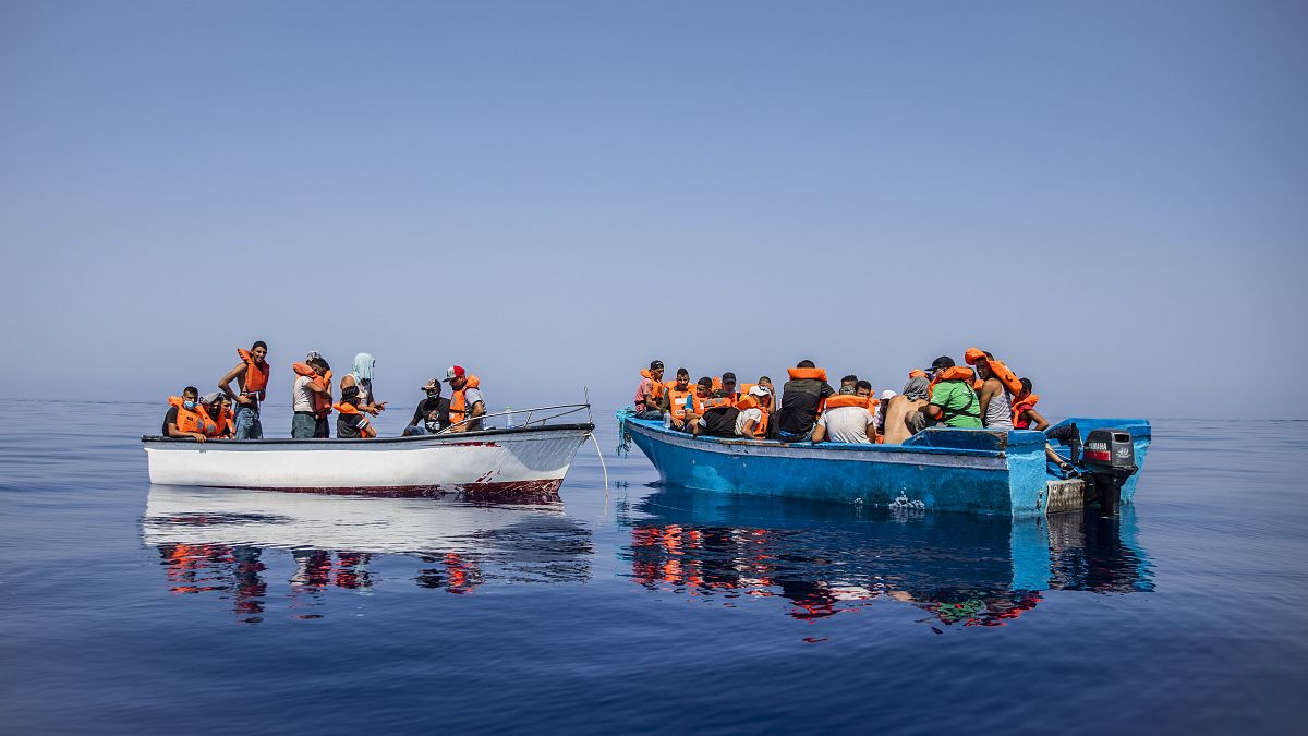 Нелегальные мигранты из Туниса вблизи Лампедузы, июль 2021 года