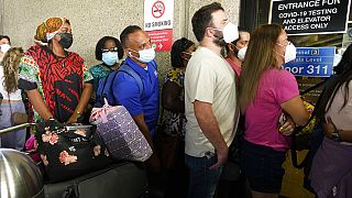 Lange Schlangen am Flughafen in Fort Lauderdale für Corona-Tests