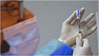 ممرض جزائري يجهّز جرعة من لقاح "سبونتيك في" الروسي المضاد لفيروس كورونا، وذلك في مركز صحي بمدينة بليدا جنوب غرب الجزائر العاصمة