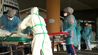 Koronavírus-helyzet: szigorítanak Franciaországban, enyhítenek Ausztráliában