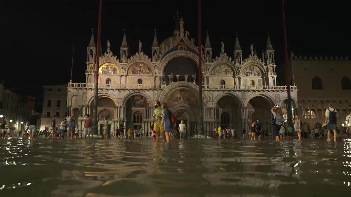 Szokatlan módon nyáron árasztotta el a víz a velencei Szent Márk teret 