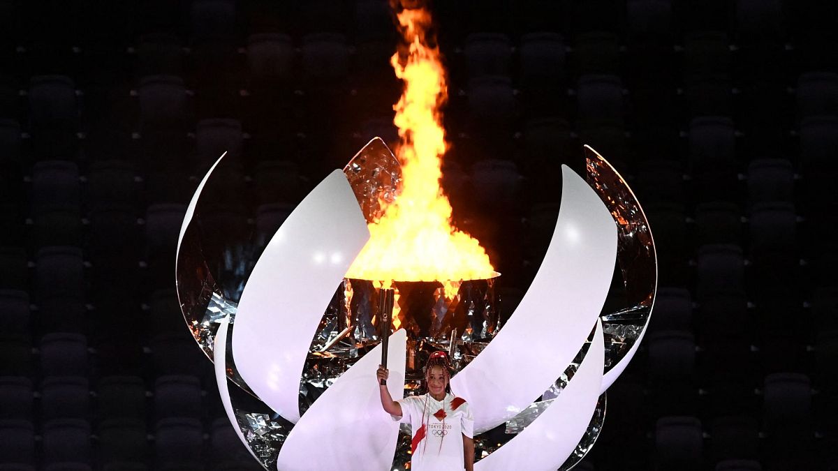 الشعلة الأولمبية خلال حفل افتتاح أولمبياد طوكيو 2020، في الملعب الأولمبي بطوكيو، اليابان، 23 يوليو 2021.