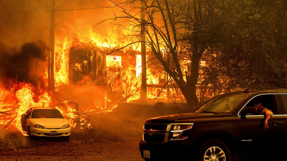 California'da eyalet tarihinin en büyük 2. yangını söndürülemiyor