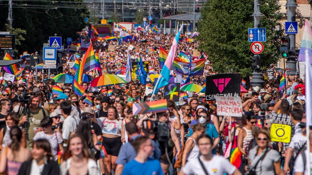 A júliusi Budapest Pride résztvevői vonulnak a Fővám téren 