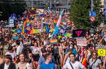 A júliusi Budapest Pride résztvevői vonulnak a Fővám téren